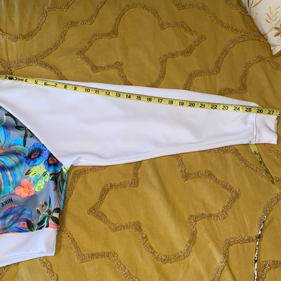 Nike Sports Top - Picture 3 of 6